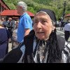 O femeie din Șugag, care a a participat acum 61 de ani la „Statu’ la vase în Lunea Paștelui”, păstrează și acum unele dintre obiectele primite