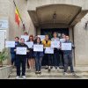 Angajații de la Arhivele Naționale Dolj, protestează în fața instituției