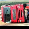 Un șofer român a provocat haos pe o autostradă din Franța, după ce a adormit la volan. S-a răsturnat cu TIR-ul și a împrăștiat pe drum 9 tone de portocale