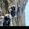(VIDEO) Alpiniștii chinezi au rămas blocați pe stâncă mai mult de o oră din cauza supraaglomerării