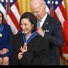 (VIDEO) Biden a acordat medalia prezidențială a libertății unor laureați printre care Nancy Pelosi și Michelle Yeoh