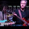 (VIDEO) Moment bizar. Antony Blinken cântând la chitară într-un bar din Kiev
