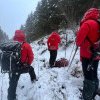 Au plecat pe munte cu poșetuța și fără șoșete… Salvați de salvamontiștii argeșeni, uzi fleașcă și hipotermici