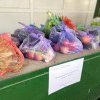 În piețele din Pitești, pungi cu legume oferite gratuit persoanelor sărace