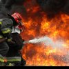 A luat foc acoperişul unei case din Sighetu Marmaţiei. Pentru stingerea incendiului intervin 10 pompieri