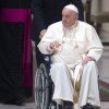 Papa Francisc, apariție în scaunul cu rotile. Suveranul Pontif a mers în afara Vaticanului și a transmis un mesaj de pace