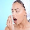 De ce apare respirația urât mirositoare? Este cauzată de carii sau vine de la stomac?