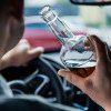 10 ani fără permis auto pentru cei care sunt prinși băuți sau drogați la volan. Proiectul de lege a trecut de Camera Deputaților.