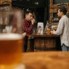 Înșelătorii la bere și vin: Pub-urile servesc cantități mai mici decât cele plătite
