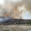 (UPDATE) Incendiul cu degajări de fum se manifestă în continuare la groapa de gunoi a municipiului Galați, în zona Tirighina