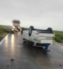Accident în Argeș. O mașină răsturnată, un rănit dus cu SMURD-ul la spital