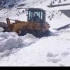 Zăpadă de peste 4 metri pe Transfăgărășan. Drumarii lucrează într-o zonă dificilă, cu risc de avalanșă