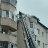 Clipe de groază pentru locatarii unui bloc din Târgoviște, un apartament a fost cuprins de flăcări 