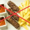 FAKE NEWS: SCANDALOS! Bistrițean reclamat la Poliție după ce a fost văzut mâncând mici nu cu muștar, ci cu ketchup!
