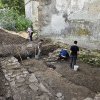FOTO: Două morminte preistorice, descoperite lângă zidul sacristiei, la biserica evanghelică din Vermeș!