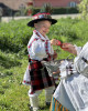 FOTO: La cei doi ani și jumătate, Andrei Sfrengeu merge „în pciez”, un obicei de Paște străvechi pe Valea Bârgăului