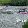 VIDEO: A încercat să traverseze râul Bistrița cu mașina, dar s-a împotmolit în mijlocul apelor