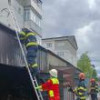 Un incendiu plecat de la un grătar a mistuit două garaje și a pus în pericol și un bloc de ...