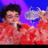 A făcut țăndări trofeul: Nemo, câştigătorul Eurovision, a spart premiul fragil la scurt timp după ce i-a fost înmânat - VIDEO
