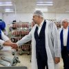 FOTO | Premierul Ciolacu, vizită la unul dintre cei mai mari producători de mezeluri din România