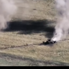 Imaginile disperării: 10 vehicule blindate rusești, distruse dintr-o singură lovitură. Soldații rămași în viață caută disperat scăpare - VIDEO
