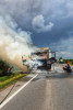 Incendiu la un camion pe A10 - Vehiculul transportă două utilaje pe motorină
