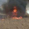 Incendiu pe 20 de hectare de teren acoperit cu vegetaţie uscată, în Harghita. Există riscul ca focul să se extindă la o pădure