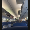 Incident straniu într-un avion: Pasageră găsită adormită în compartimentul de bagaje de deasupra capului / VIDEO