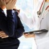 Scandal pe noua lege al malpraxisului: Colegiul Medicilor din România nu vrea să plafoneze tarifele pentru asigurători: Cât ar putea plăti medicii și asistenții