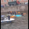 Scene șocante: Autobuz plin cu pasageri, căzut în râu. Cel puțin un mort / VIDEO