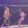 Show șocant la Sala Polivalentă - Perversu de pe Târgu Ocna s-a luptat în ring cu două femei