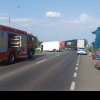 Trailer care transporta mașini și un camion de marfă, implicat în accident în Caraș-Severin