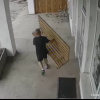 Un bărbat s-a înnoit de Paște: a furat o bancă ziua în amiaza mare, chiar de sub o cameră de supraveghere / VIDEO