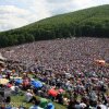 VIDEO + FOTO Câtă frunză, câtă iarbă: Trei sute de mii de credincioși din toată lumea au venit la cel mai mare pelerinaj din România