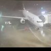 VIDEO Momentul în care un Boeing 737 este luat de vânt înainte de îmbarcarea pasagerilor
