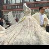 Video - O nuntă de romi a blocat străzile din Teleroman: Nuntașii cu Rolls Royce cărau masa de machiaj a miresei