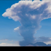 Vulcanul Ibu intră în erupţie în Indonezia şi aruncă în atmosferă o coloană de cenuşă de cinci kilometri înălţime / VIDEO