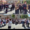 FOTO-VIDEO: Fanfara din Petrești a vestit primăvara, de 1 Mai. Concert și spectacol de dansuri săsești, în fața Căminului Cultural