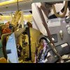 Foto și video. Imagini cu zborul groazei care avea la bord 211 pasageri. Avionul Boeing 777, plin de sânge și avariat după turbulențele mortale
