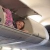Imagini virale cu o femeie care a tras un pui de somn în spațiul de depozitare a bagajelor din avion