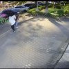 VIDEO. Imagini incredibile cu o femeie atacată din senin, în plină stradă. Tânărul a lovit-o peste picioare, iar victima s-a dezechilibrat și a căzut