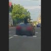 VIDEO. Imagini incredibile pe străzile din Turnu Măgurele. Doi bărbaţi urcaţi pe plafonul unei maşini ameninţau trecătorii cu o armă