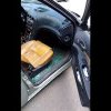 VIDEO. Un şofer din Neamţ şi-a distrus maşina de faţă cu poliţiştii, după ce a rămas fără talon: „Acum e boțită”