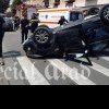 Accident spectaculos în centrul Aradului. Autoturism întors cu roțile-n sus