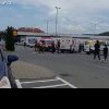 Accident cu trei mașini în parcare la Kaufland, o femeie dusă la spital