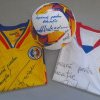 O minge şi două tricouri semnate de fotbalişti renumiţi, scoase la licitaţie pentru educaţie