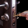 (P) Instalarea și întreținerea broaștelor pentru uși: ghid practic