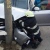 A fost la un pas de moarte! Un tânăr de 23 de ani s-a înfipt cu mașina într-un stâlp de electricitate, pe Valea Dâmboviței