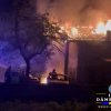 Incendiu devastator în Dâmbovița! Un bărbat a suferit arsuri grave după ce o casă și o mașină au luat foc
