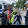 FOTO. Bicicliștii din Timișoara au primit veste reflectorizante de la polițiștii rutieri